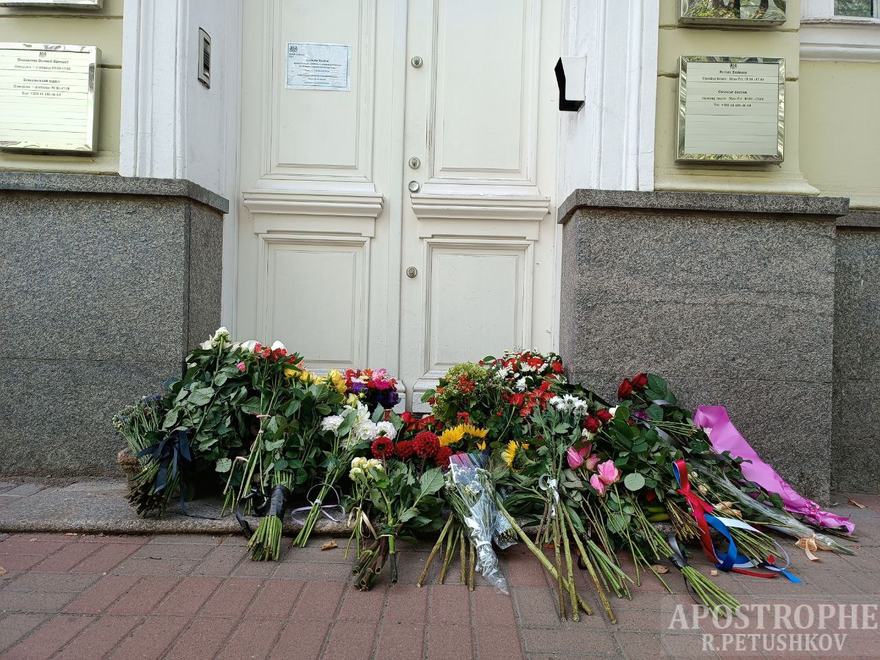 Українці несуть квіти до посольства Британії в Києві, вшановуючи пам'ять Єлизавети II