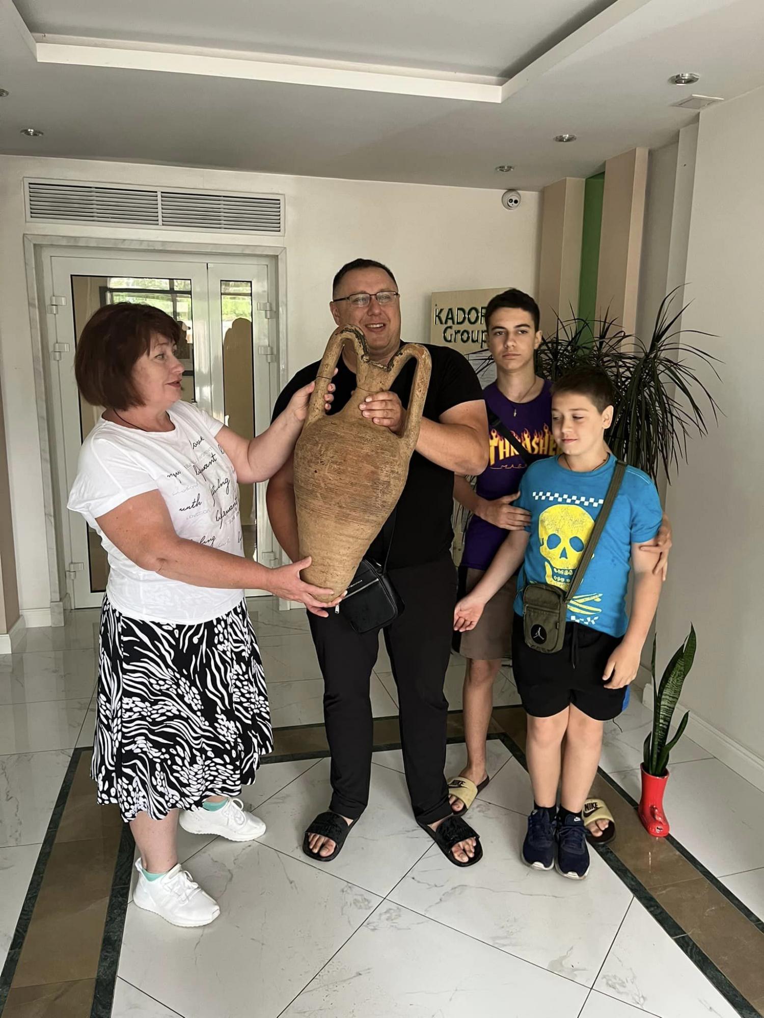 В Одесі до берега моря прибило старовинну візантійську амфору. Ось фото артефакту