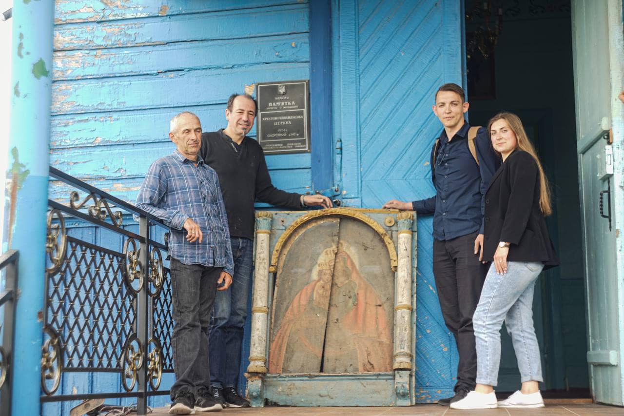 На чердаке старого волынского храма была найдена уникальная 300-летняя икона Почаевской Божьей Матери (фото)