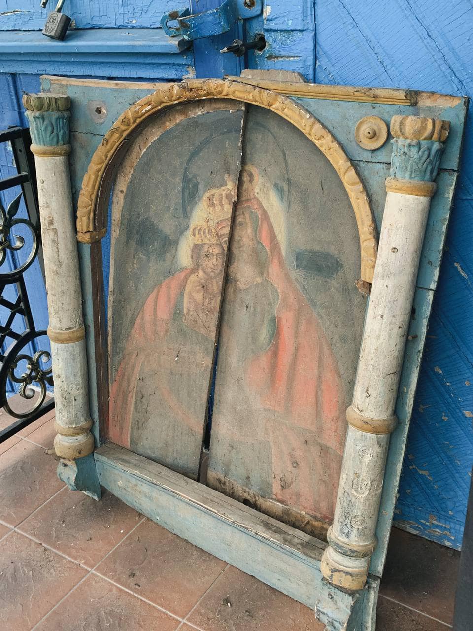 На чердаке старого волынского храма была найдена уникальная 300-летняя икона Почаевской Божьей Матери (фото)