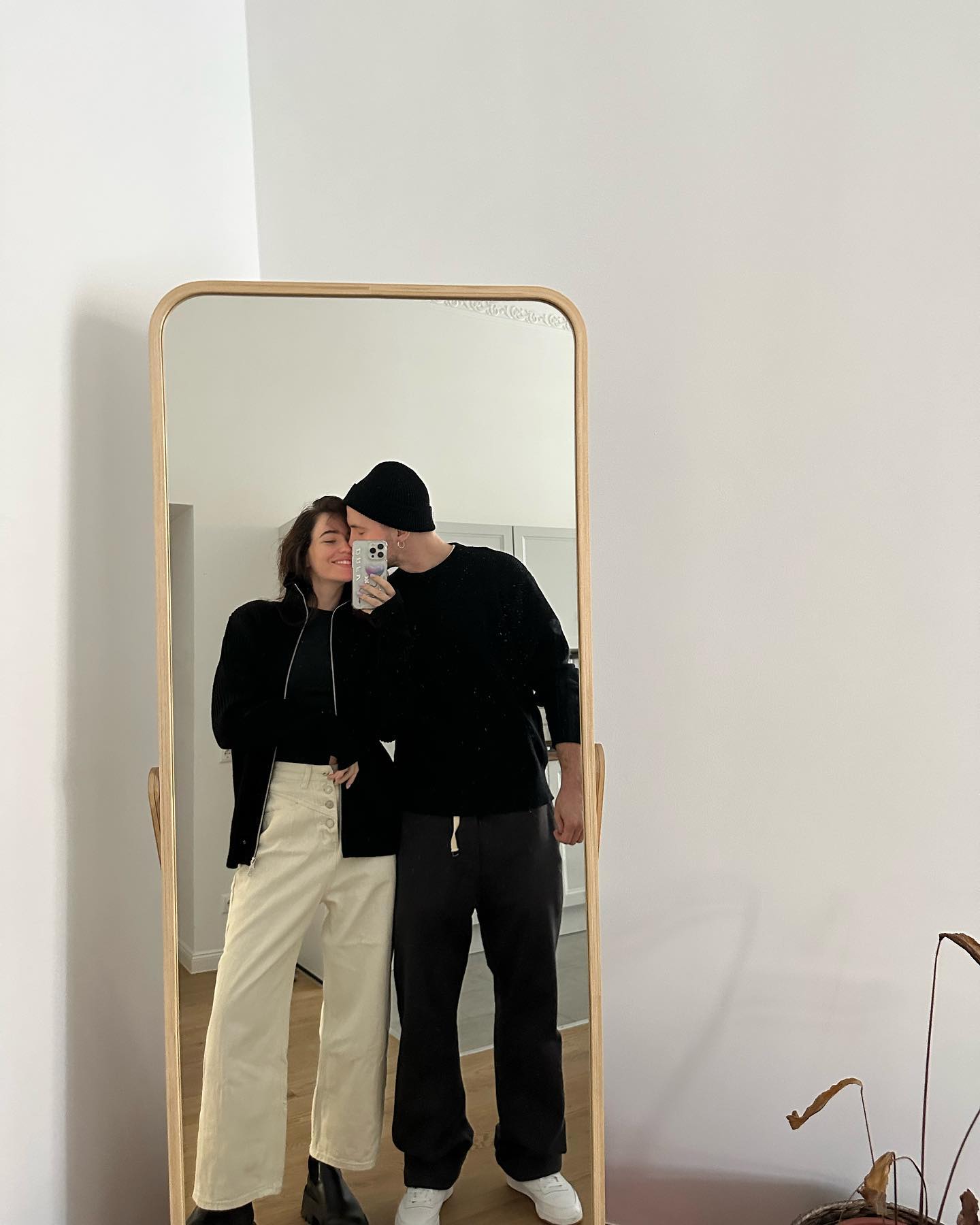 Надя Дорофєєва таємно вийшла заміж. Гостям заклеювали камери телефонів, - блогер