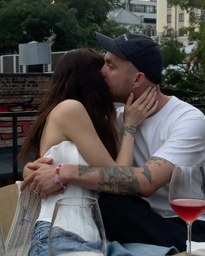 Надя Дорофєєва таємно вийшла заміж. Гостям заклеювали камери телефонів, - блогер