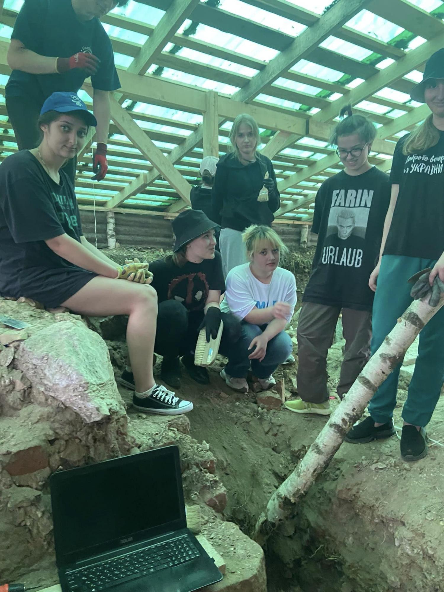Под Галицким замком нашли тайное подземелье XVI века. Вот первые фото и видео