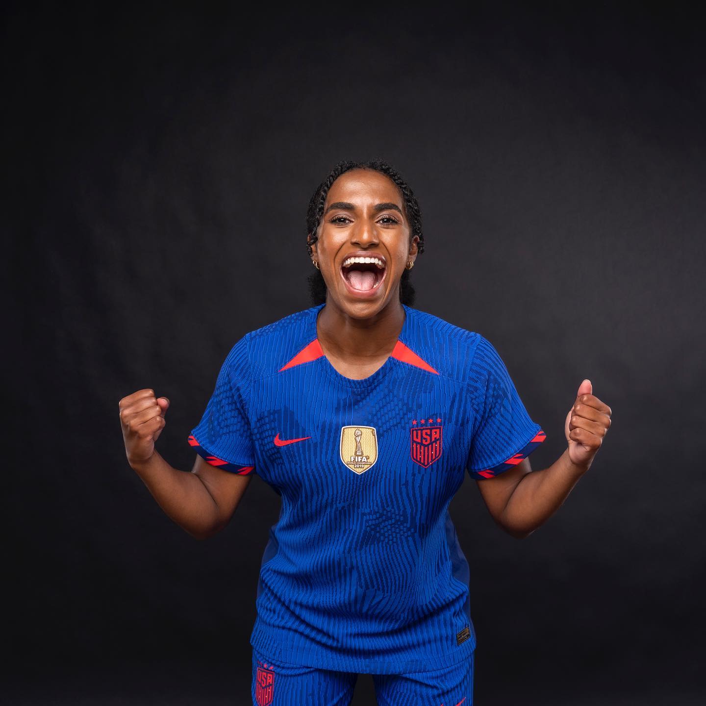 Как выглядит и что публикует в соцсетях Наоми Гирма, которая стала самой дорогой футболисткой в истории