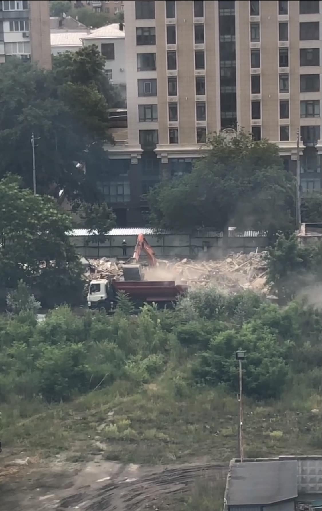 В Киеве застройщики снесли один из самых старых домов, которому более 160 лет: активисты возмущены (фото)