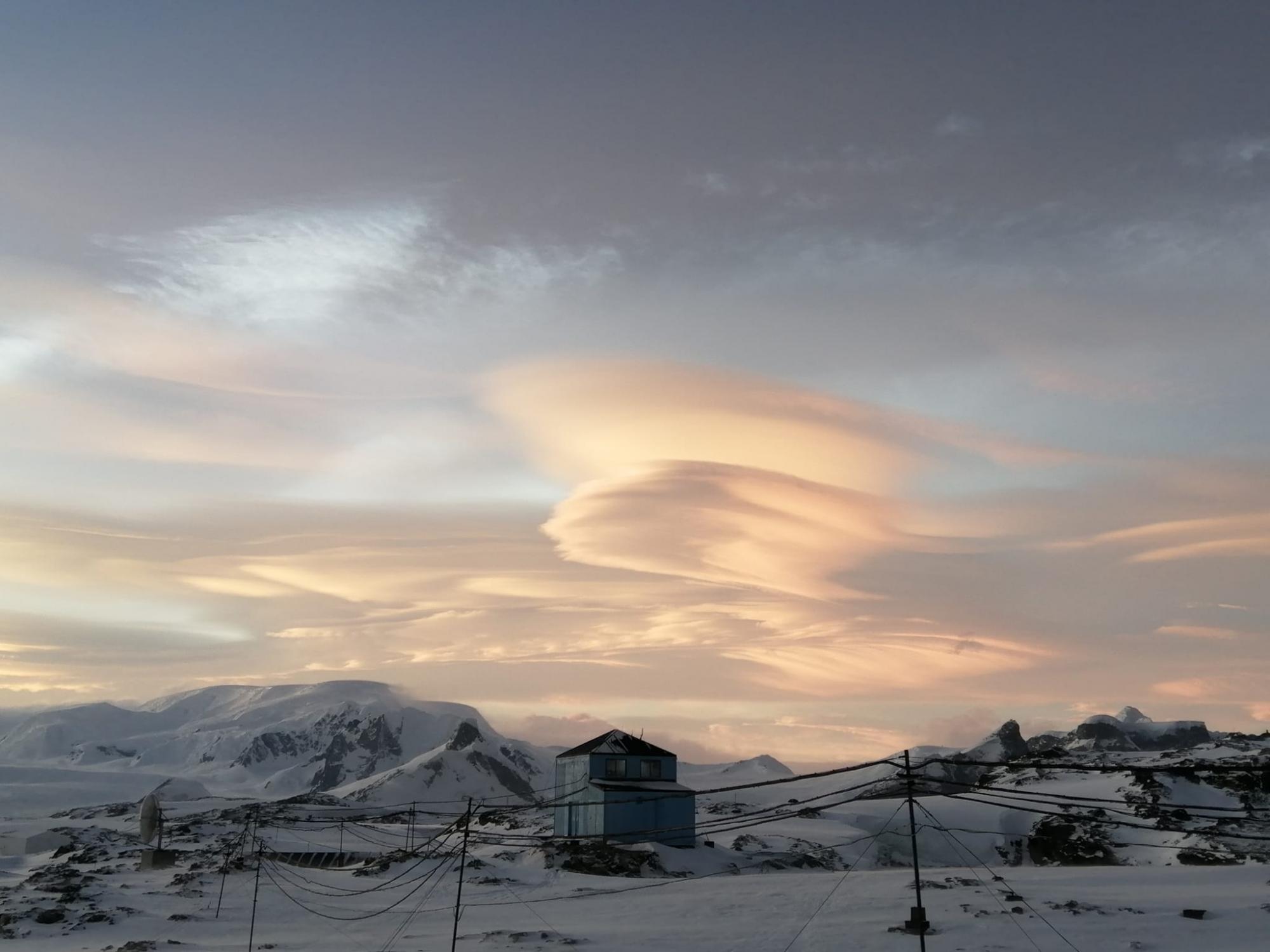 Просто фантастика! Полярники показали &quot;комбо&quot; невероятных аномалий в Антарктике