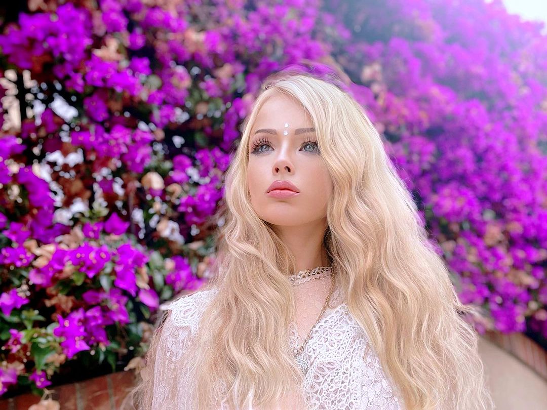 Погляньте на цих 4 жінок, які вбухали купу грошей, щоб виглядати &quot;як Барбі&quot;