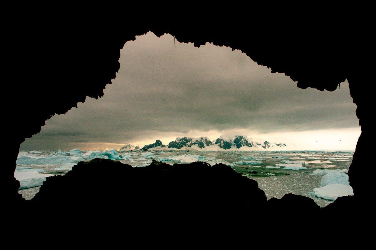 Таких фото Антарктиди ви точно не бачили! І таку листівку можна отримати поштою