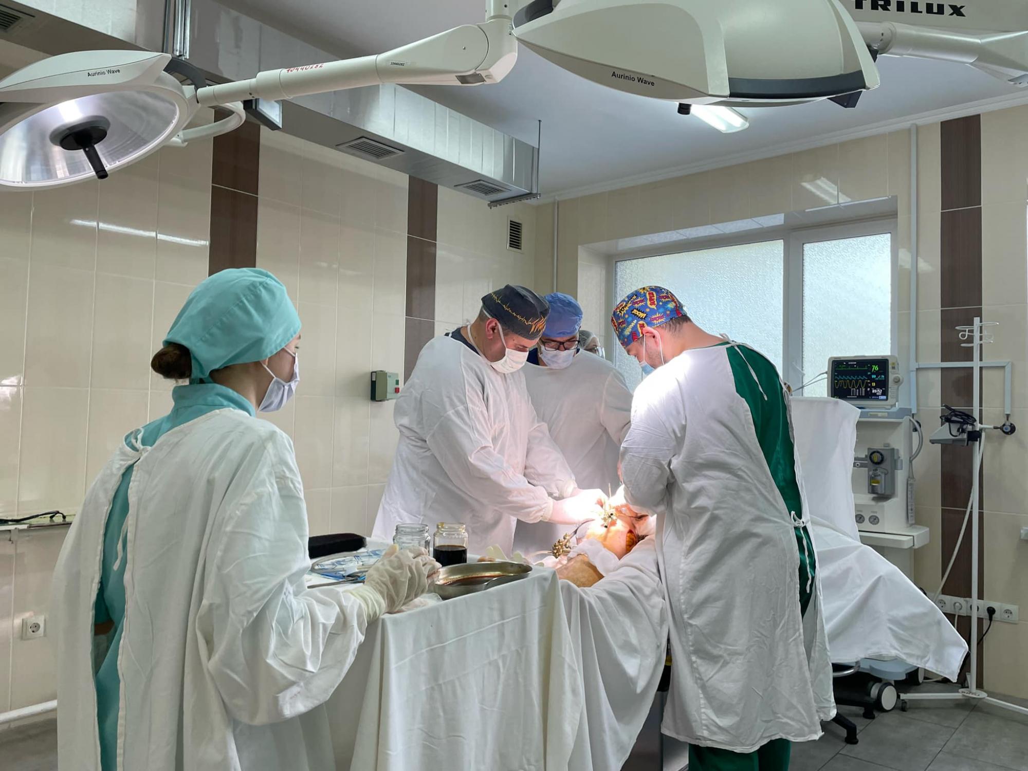 40 метрів повз по мінному полю. Медики зворушили історією пораненого під Бахмутом воїна (фото)