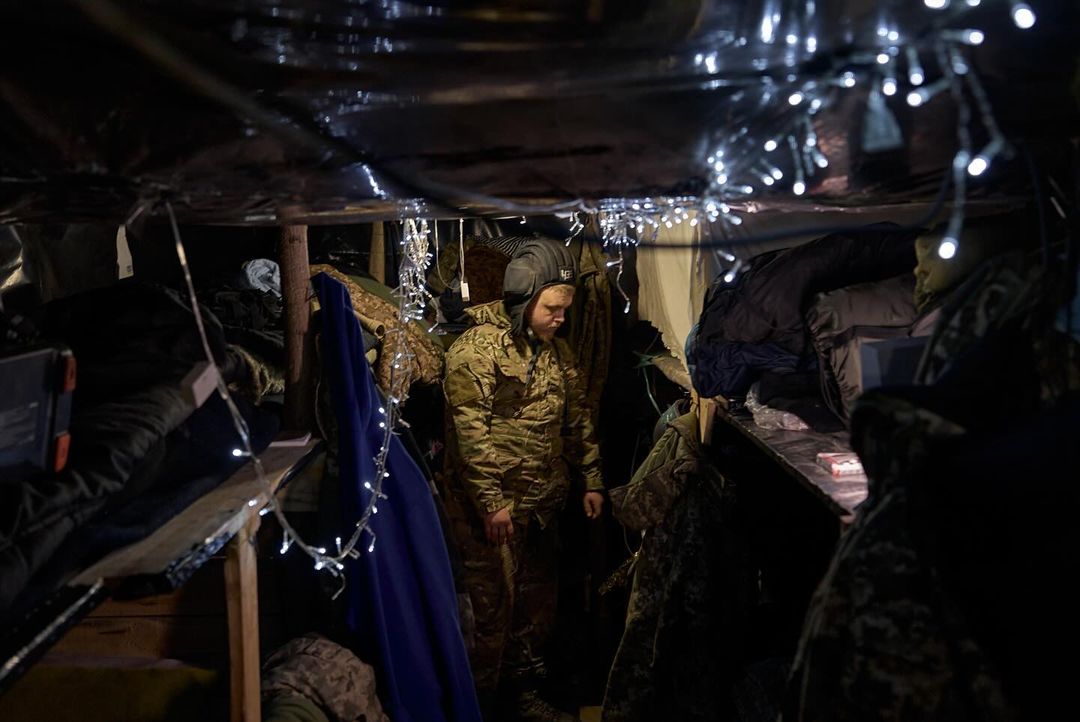 Garlands in trenches: Heartbreaking photos of Ukrainian defenders