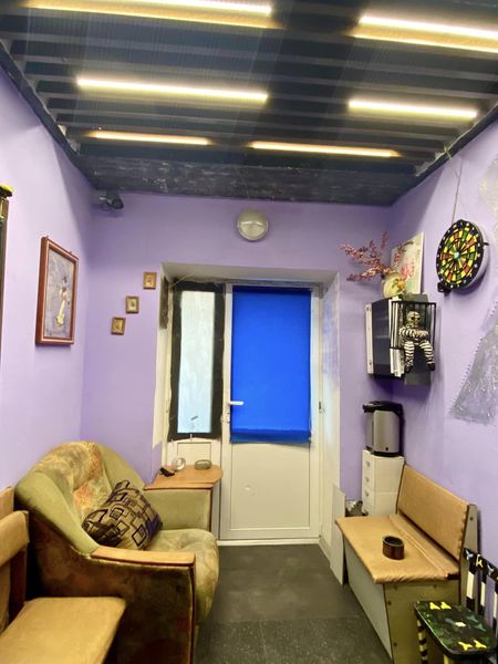 В Киеве мужчина превратил обычное парадное в крутое место отдыха (фото)