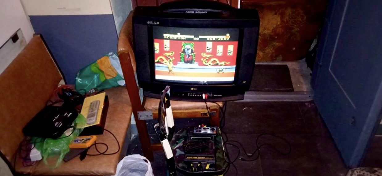 В Киеве мужчина превратил обычное парадное в крутое место отдыха (фото)