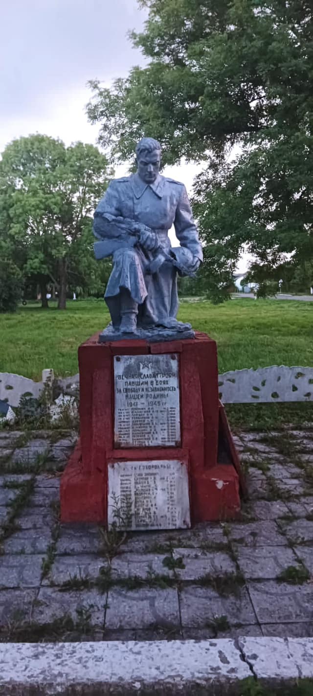 Радянські пам'ятники на Львівщині &quot;сховали&quot;, щоб їх не демонтували. Розгорівся скандал