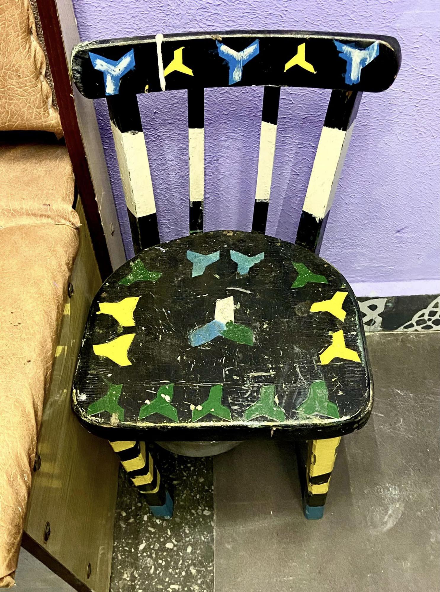 В Киеве мужчина превратил обычное парадное в крутое место отдыха (фото)