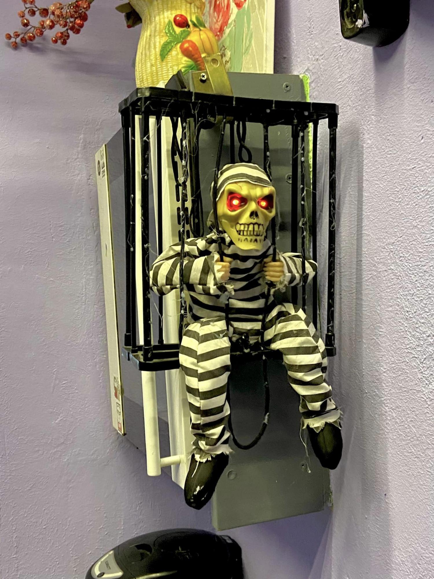 В Киеве мужчина превратил обычное парадное в крутое место отдыха (фото)