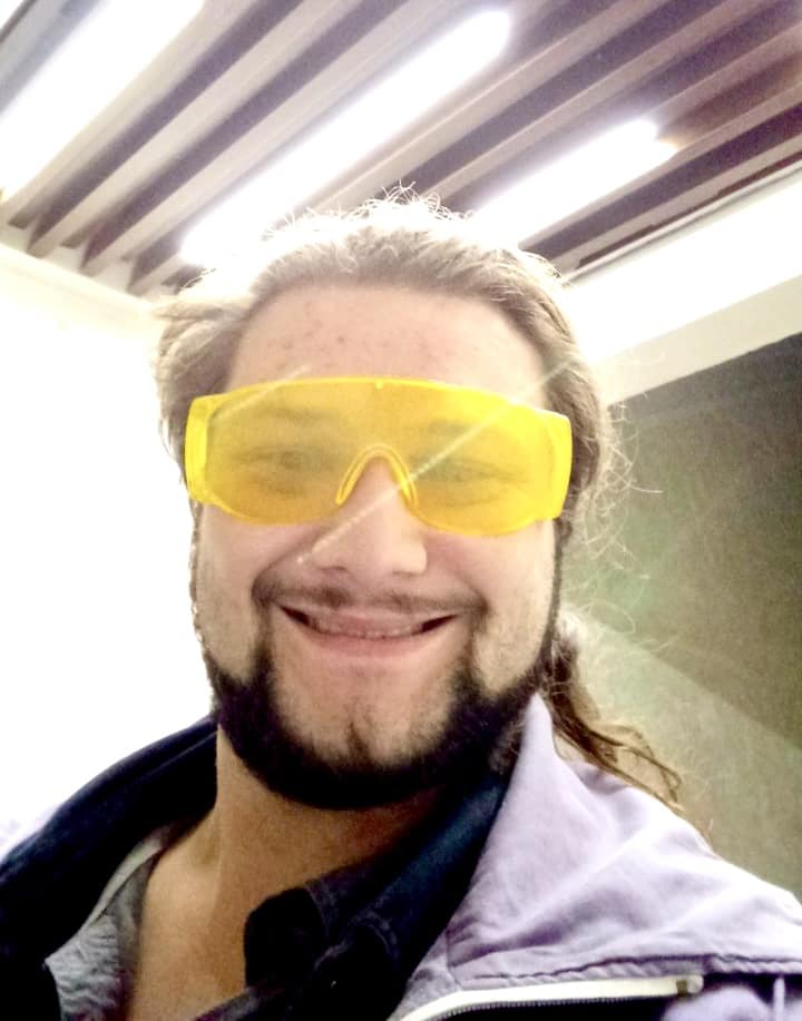 В Киеве мужчина превратил обычное парадное в крутое место отдыха (фото)