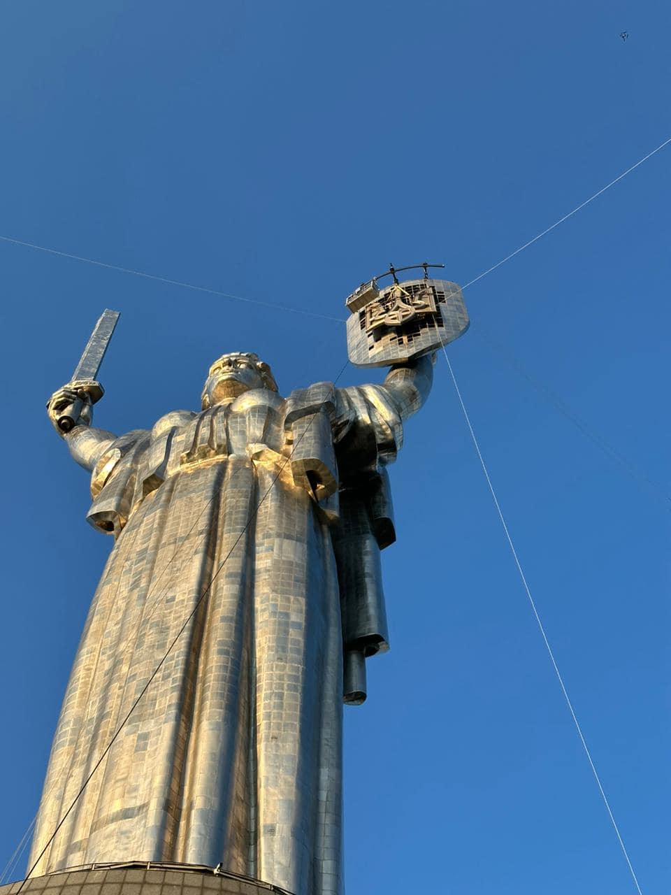 На монументі "Батьківщина-мати" завершили встановлення тризуба (фото)