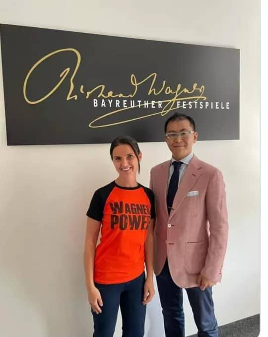 "Сила Вагнера". Украинская дирижер попала в скандал из-за надписи на футболке (фото)