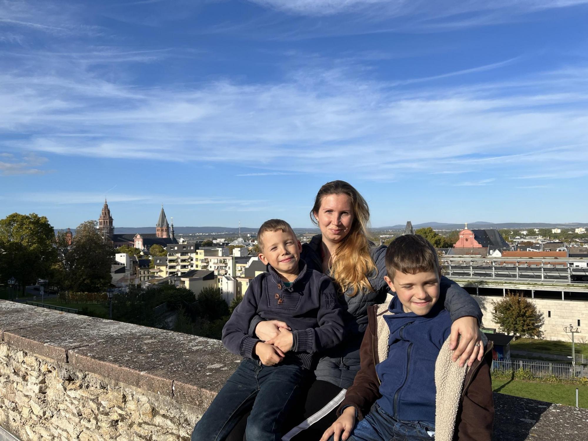 &quot;Дуже сумували за домом&quot;. Як діти повертаються в українські школи після життя за кордоном