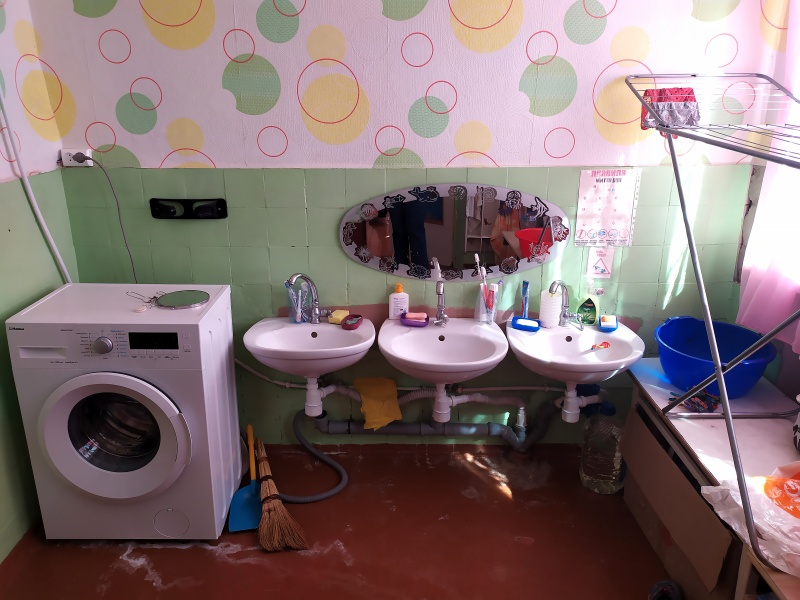 "Куда придут россияне, жить не останусь". Как переселенцы спасаются от войны в шелтерах