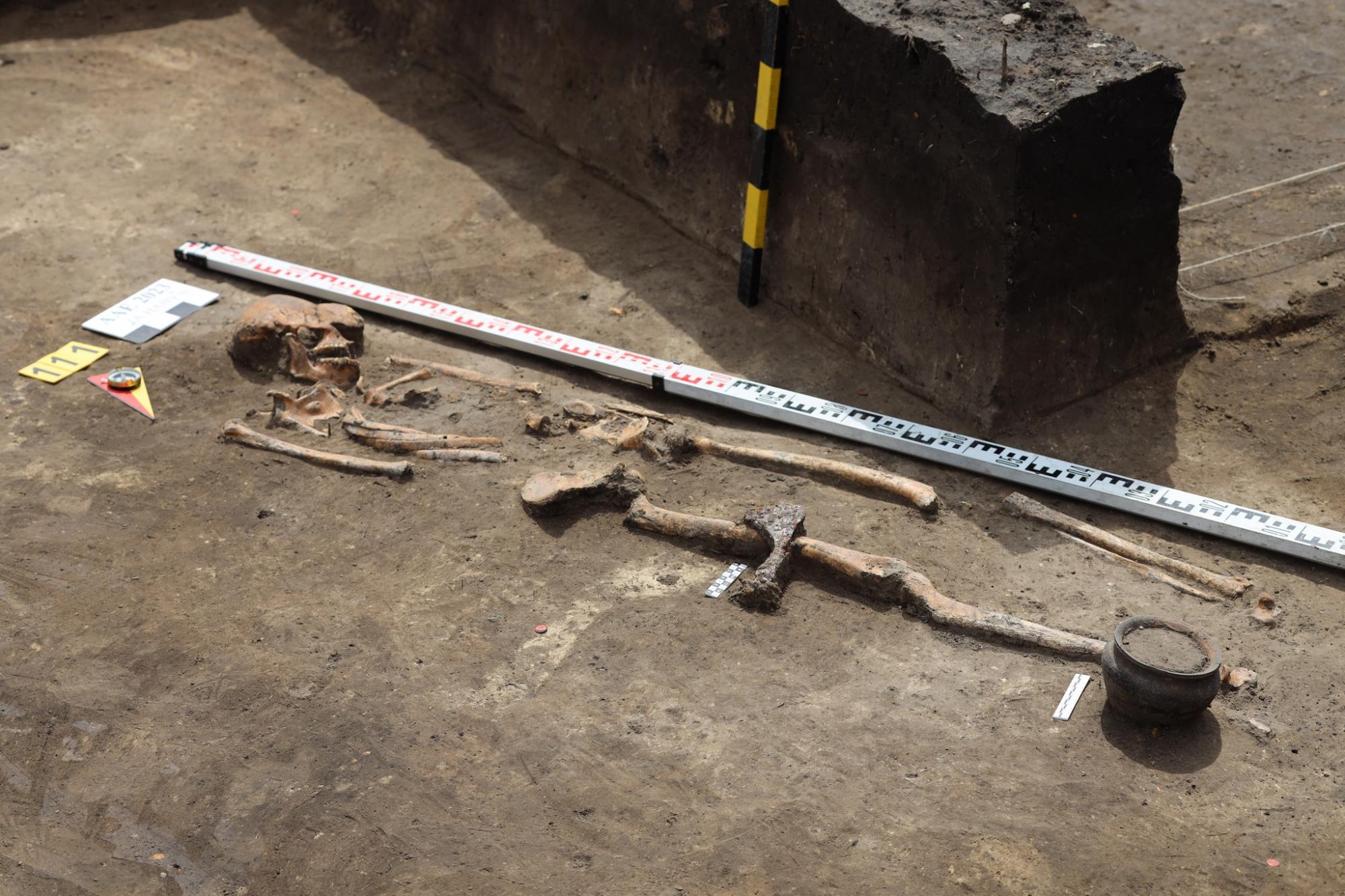 Під Києвом знайшли артефакти ІІІ-ХІ століть і поховання із "короною смерті" (фото)