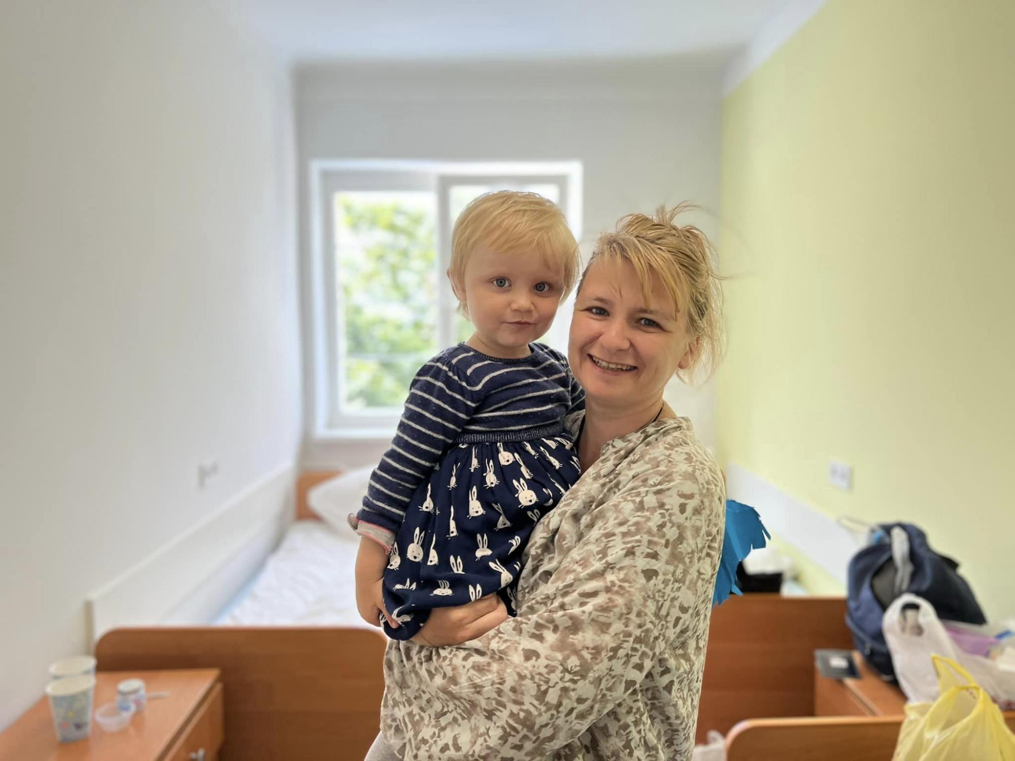 Маленькая Марианна из Мариуполя перестала ходить из-за обстрелов. Но врачи сделали невозможное!