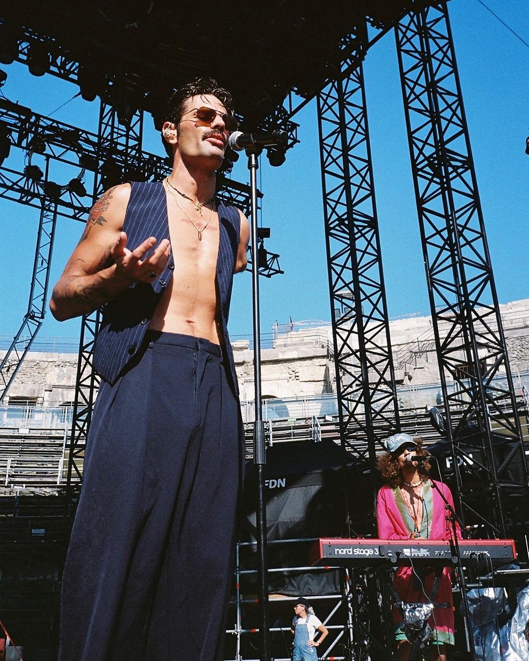 Похожий на Меркьюри певец без руки. Кто такой Лаки Лав, песни которого покорили ТикТок