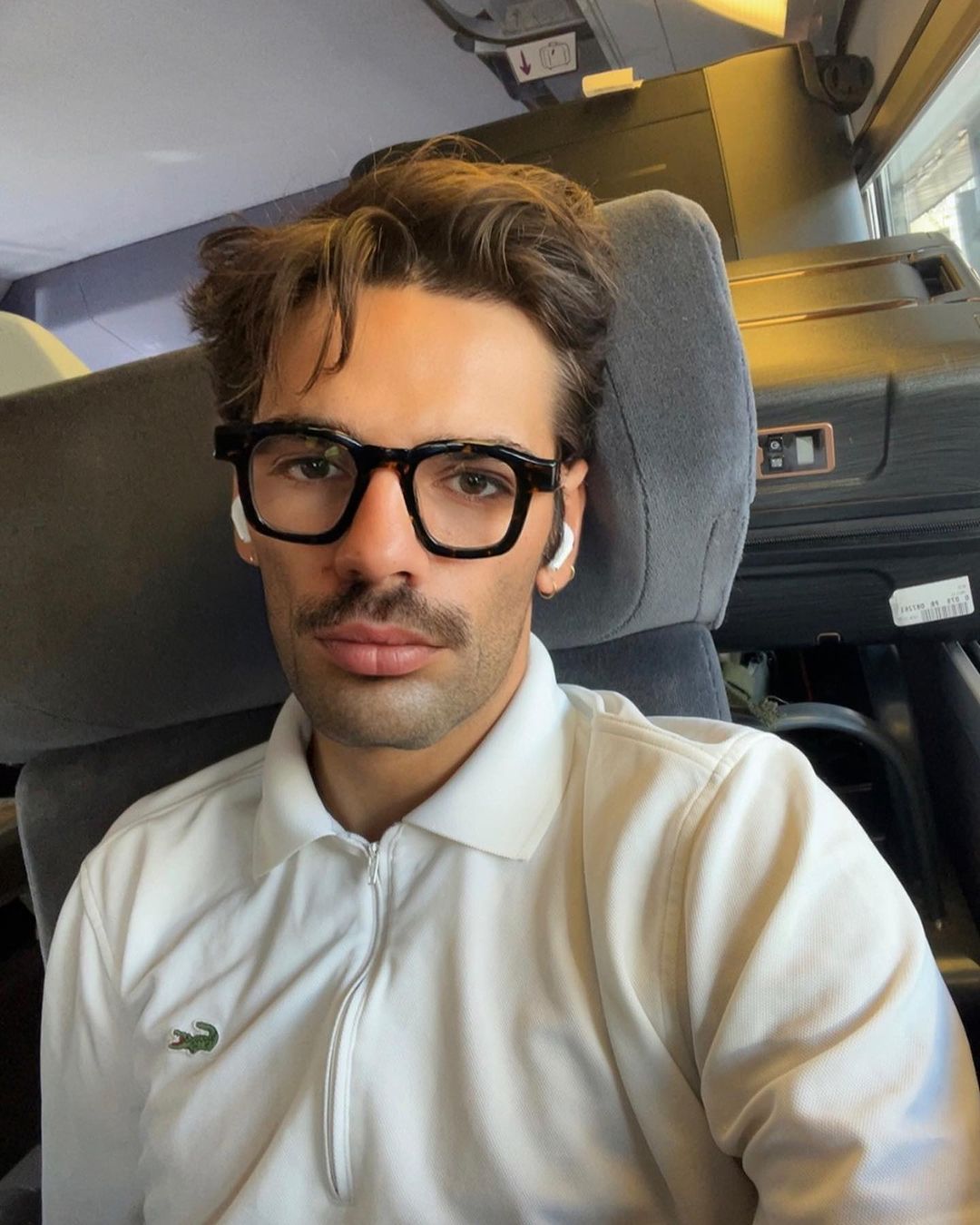 Похожий на Меркьюри певец без руки. Кто такой Лаки Лав, песни которого покорили ТикТок