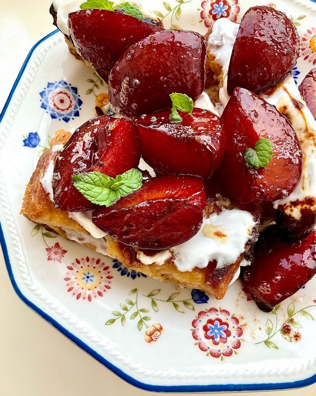 Сподобається всій сім'ї: ось що можна приготувати на сніданок із вчорашнього хліба