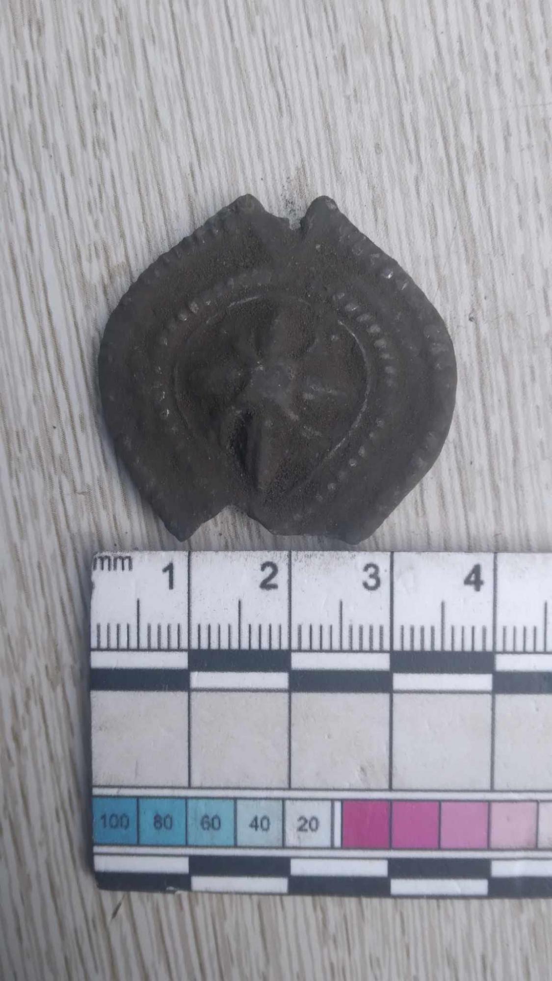 Археологи показали артефакты, найденные под Киевом. Некоторым из них почти тысяча лет (фото)