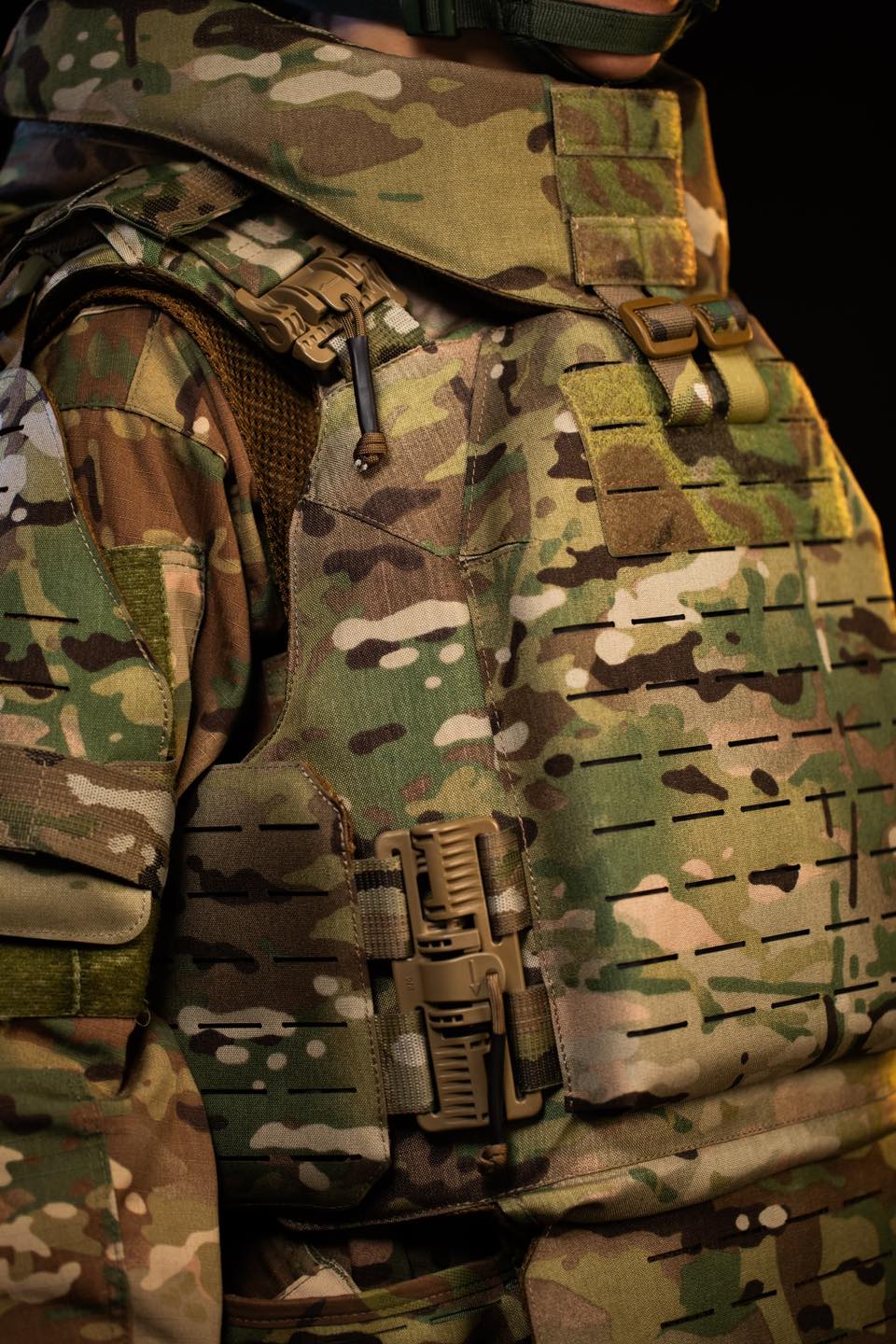 В Украине создали первый бронекостюм для женщин. Смотрите, как он выглядит (фото)