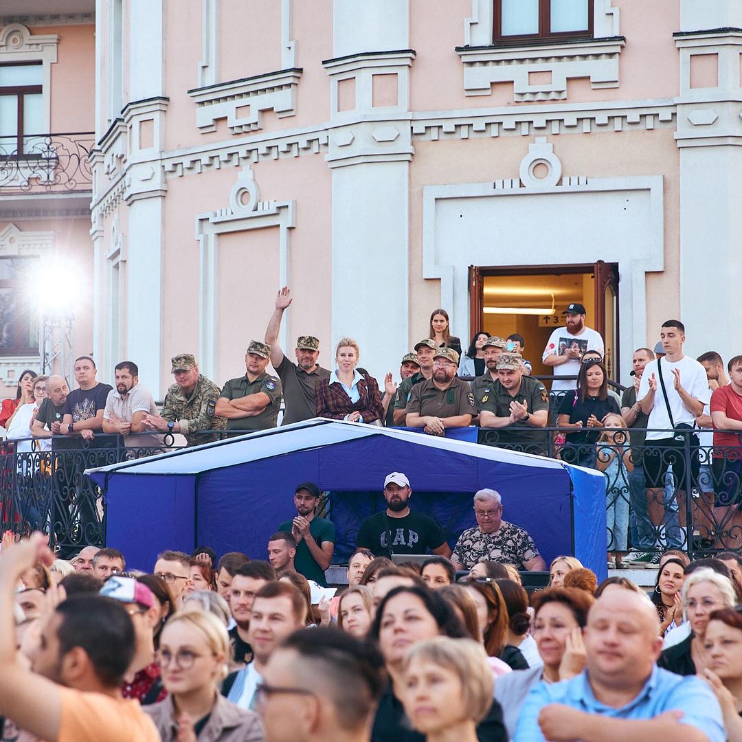 Горячая Христина Соловий в мини-платье собрала 100 тысяч на ВСУ, но нарвалась на хейт