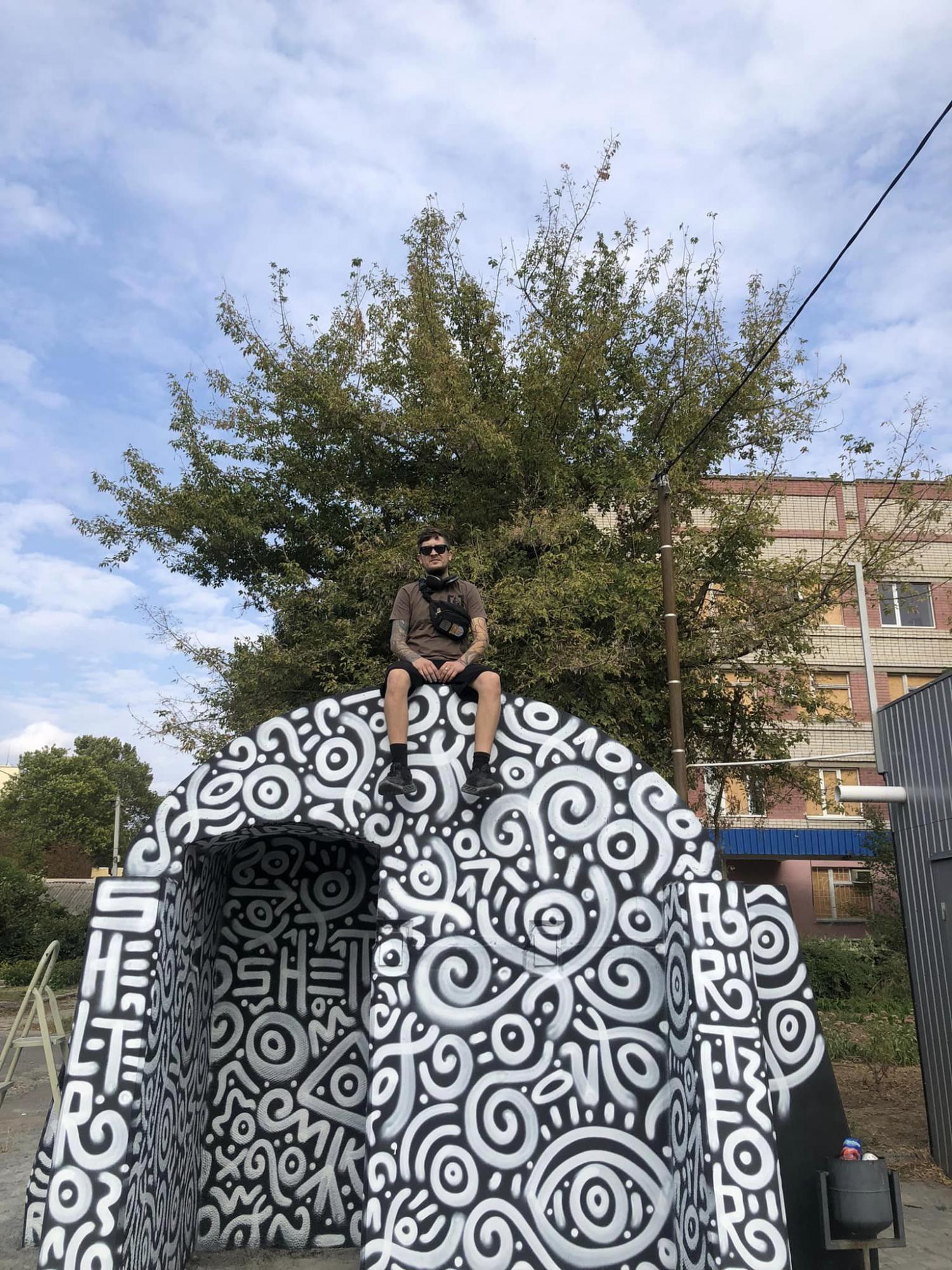 У Херсоні з'явилися унікальні арт-укриття у стилі &quot;кавунового камуфляжу&quot; (фото)