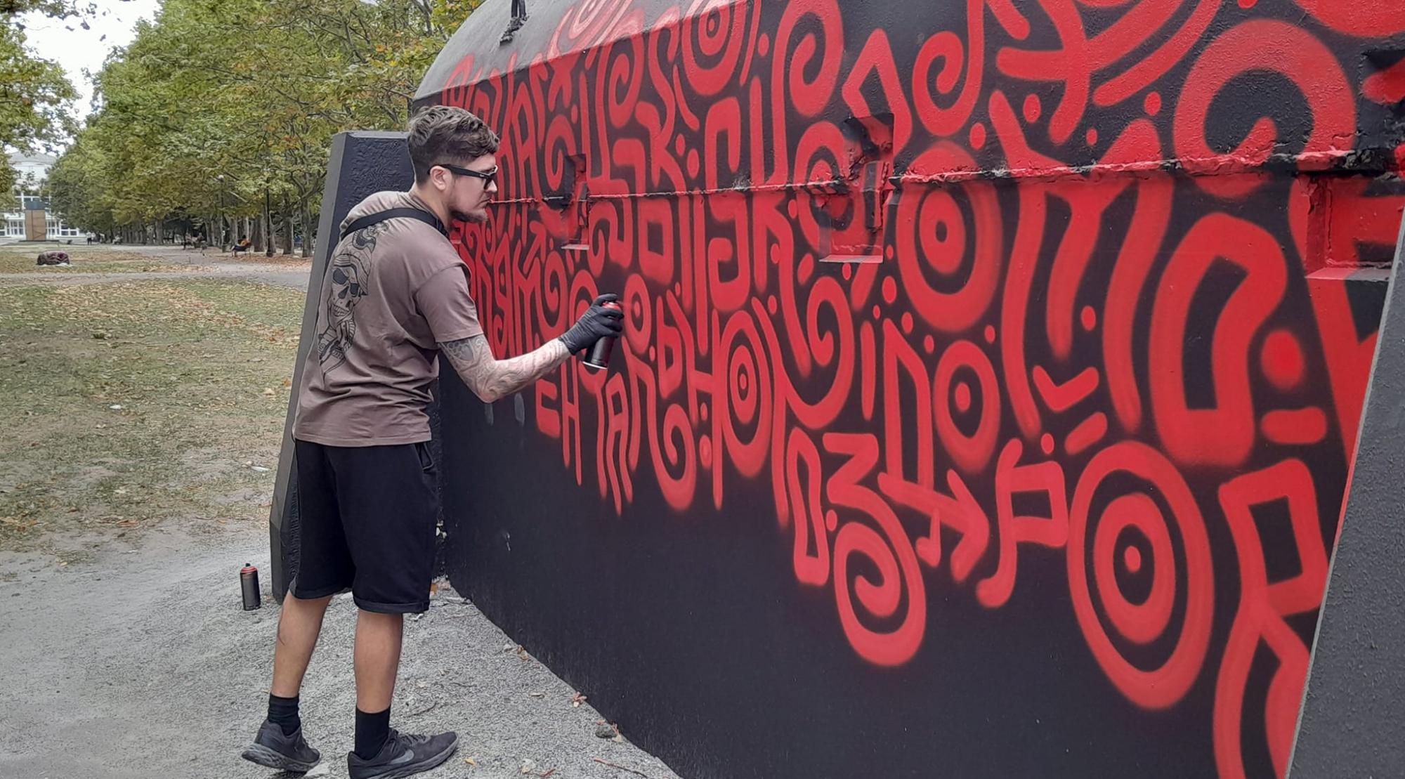 У Херсоні з'явилися унікальні арт-укриття у стилі &quot;кавунового камуфляжу&quot; (фото)