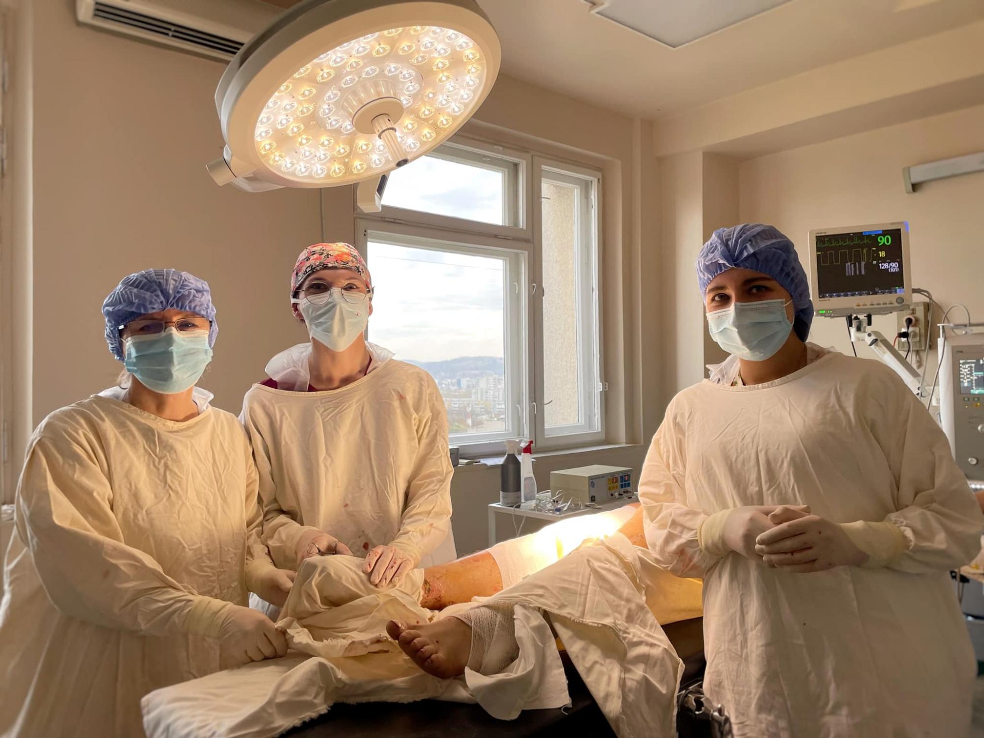 В Україні вперше застосували новітню технологію, щоб врятувати дитину від ампутації ноги