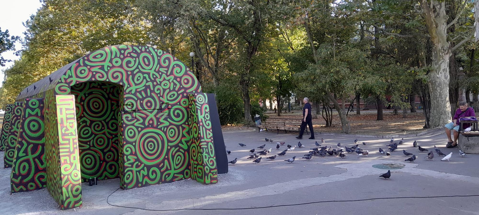 У Херсоні з'явилися унікальні арт-укриття у стилі &quot;кавунового камуфляжу&quot; (фото)