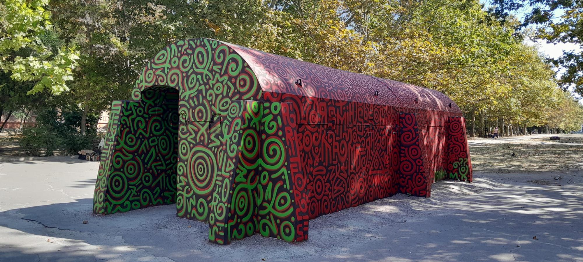 У Херсоні з'явилися унікальні арт-укриття у стилі &quot;кавунового камуфляжу&quot; (фото)