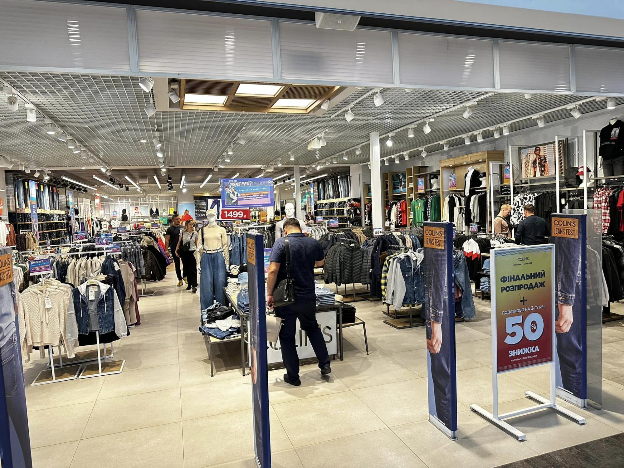 "Идите в туалет". В Днепре женщине запретили кормить грудью ребенка в примерочной магазина