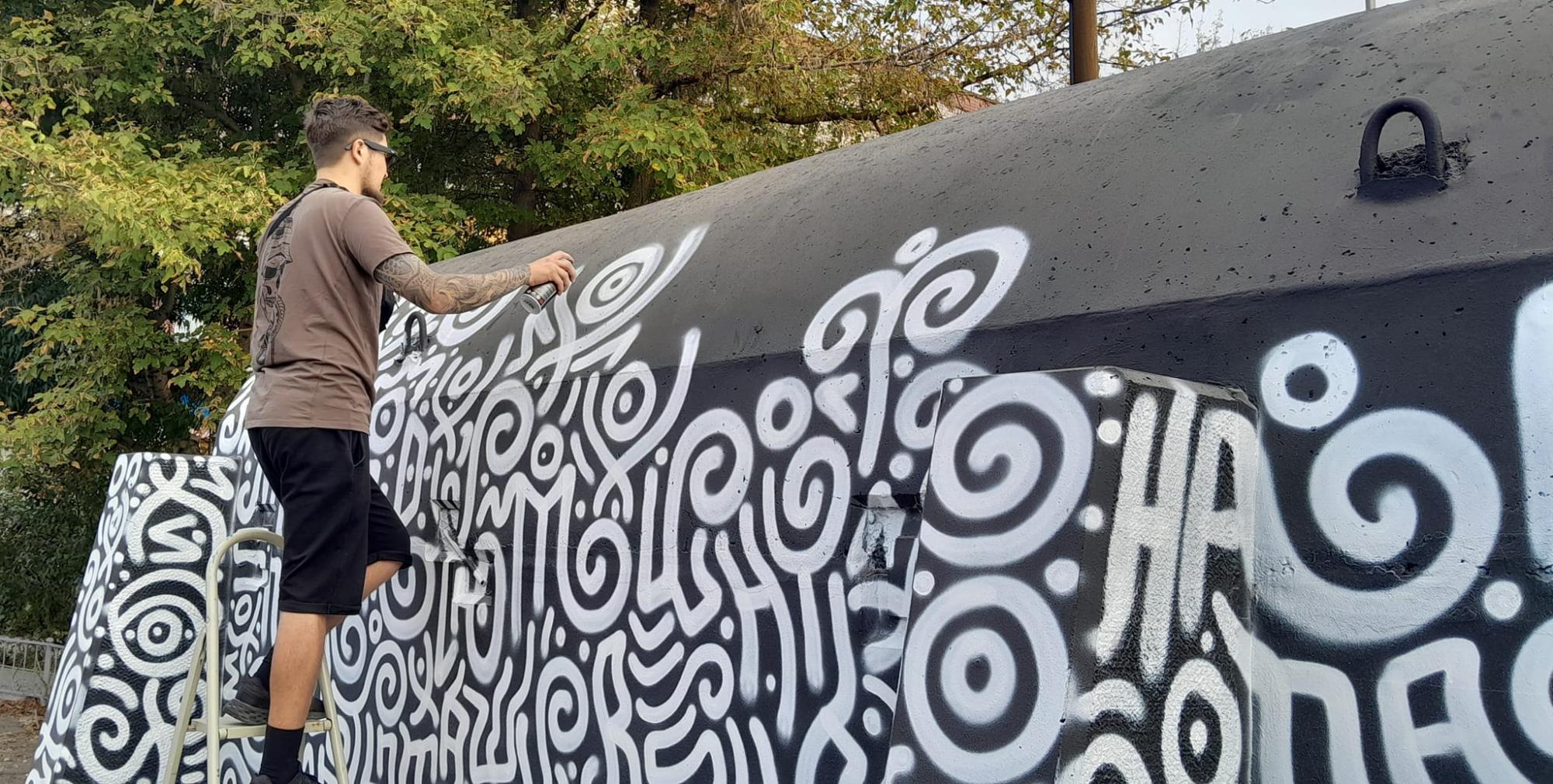 У Херсоні з'явилися унікальні арт-укриття у стилі &quot;кавунового камуфляжу&quot; (фото)