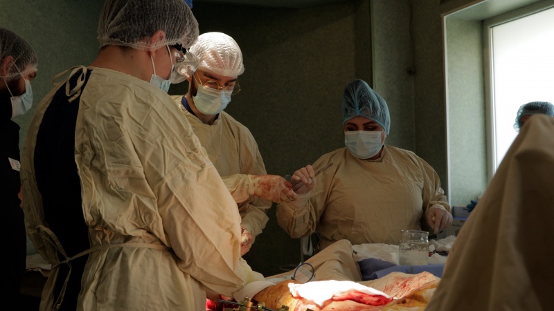 Бесконечная смена. Один день с медиками больницы Мечникова, где ежедневно спасают военных