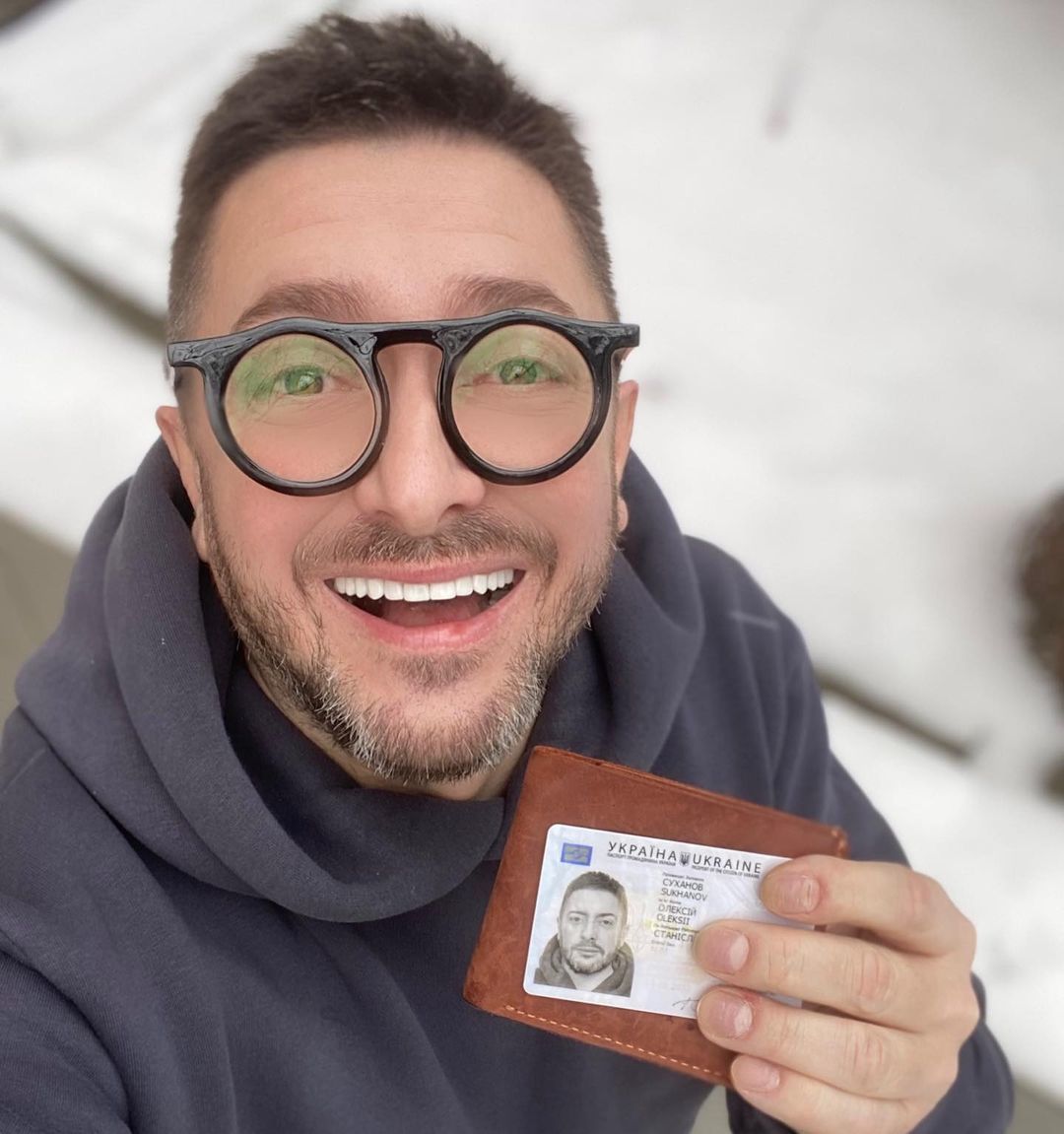 Известный телеведущий объяснил, для чего хранит российский паспорт: &quot;Нужен мне&quot;