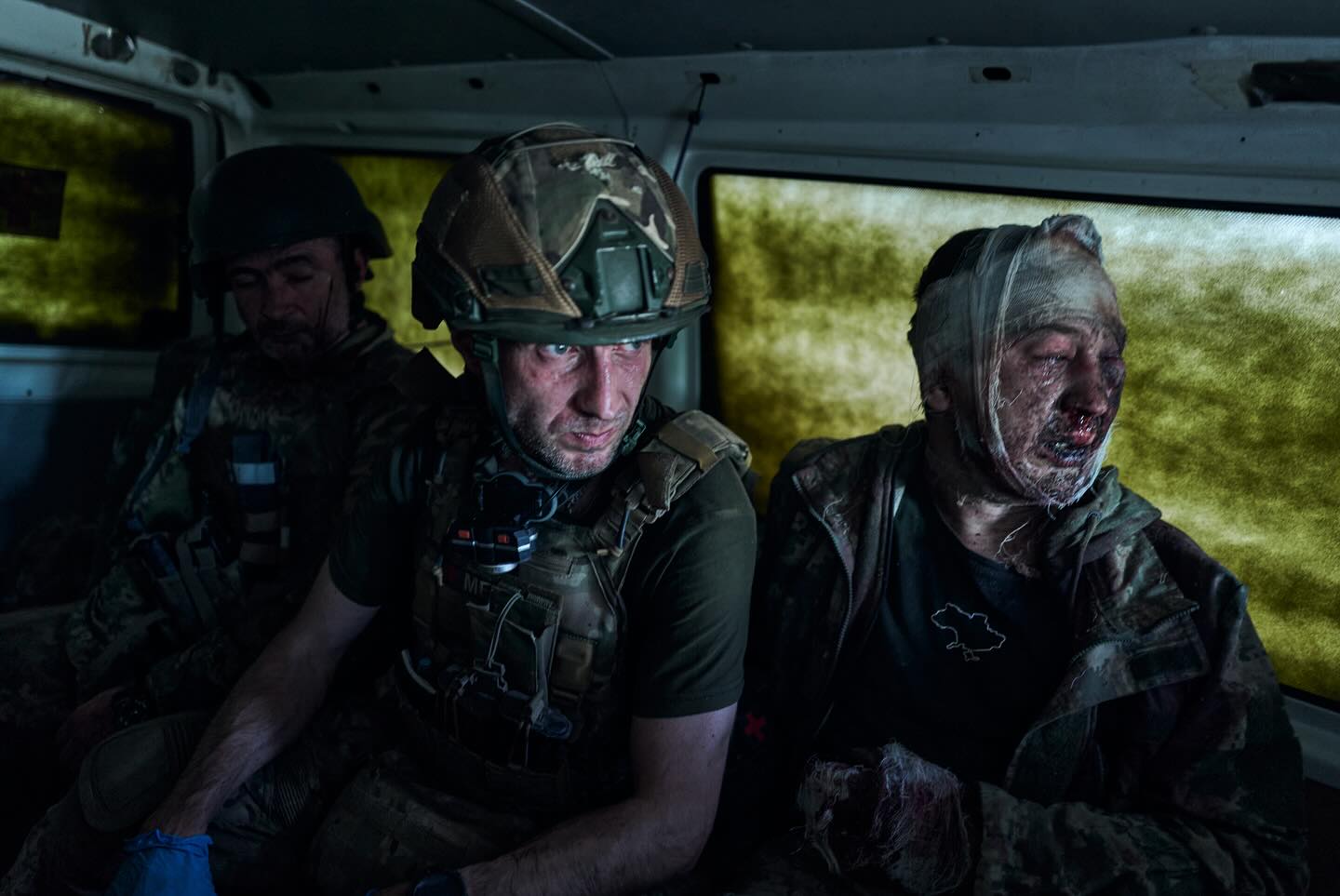 &quot;Лица тех, кто выходит из ада&quot;. Фотографы поразили снимками наших защитников