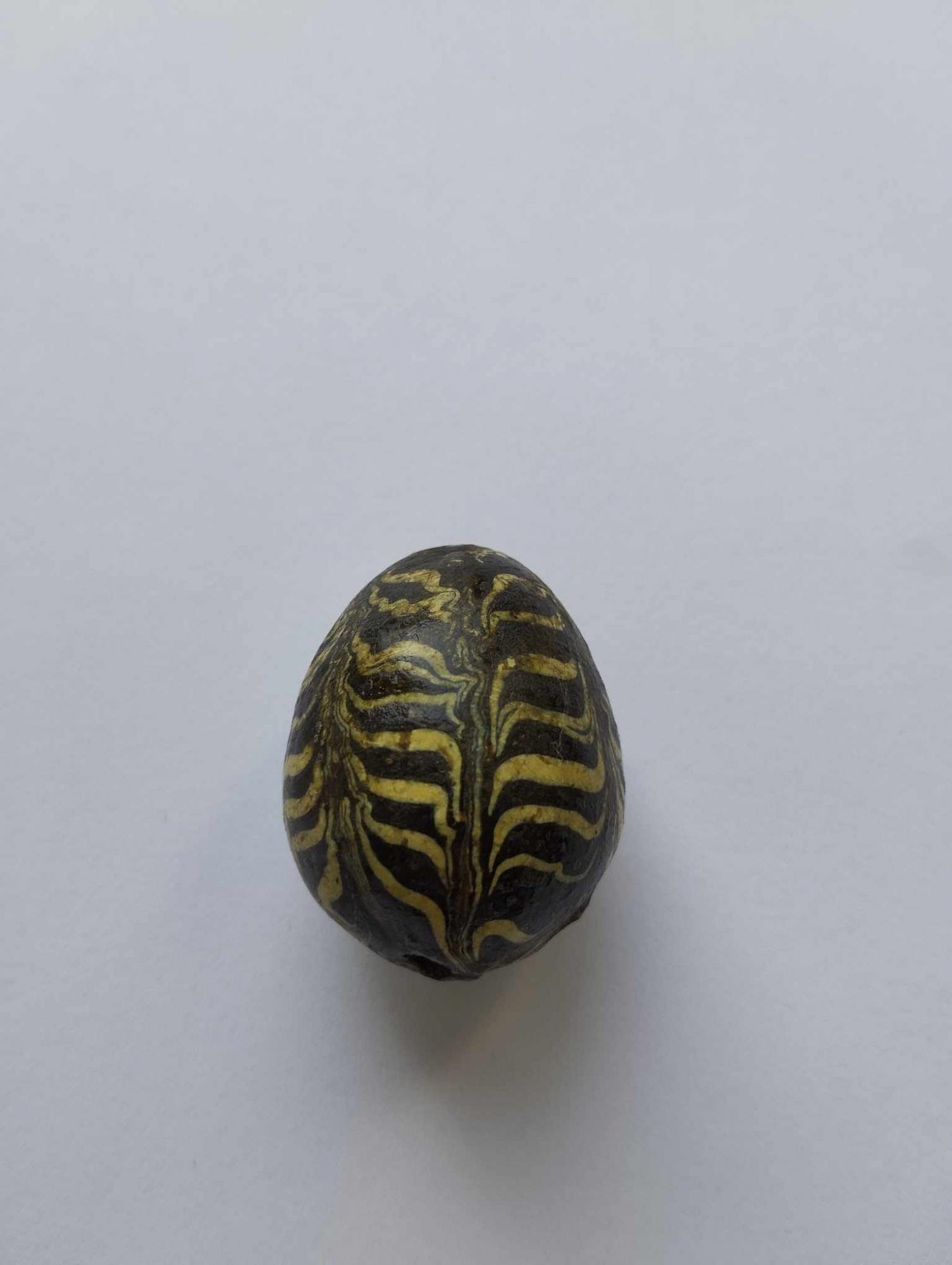 На Волыни мужчина копая огород случайно обнаружил писанку Х-ХІ века (фото)