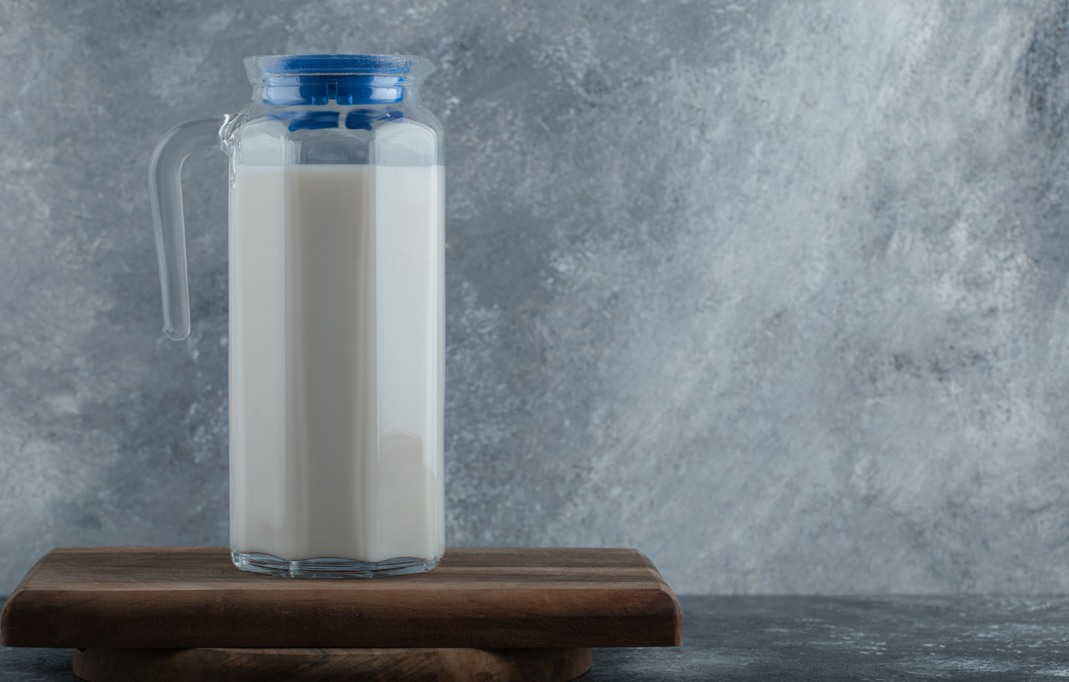 Раскрыта главная ошибка хранения молока в холодильнике