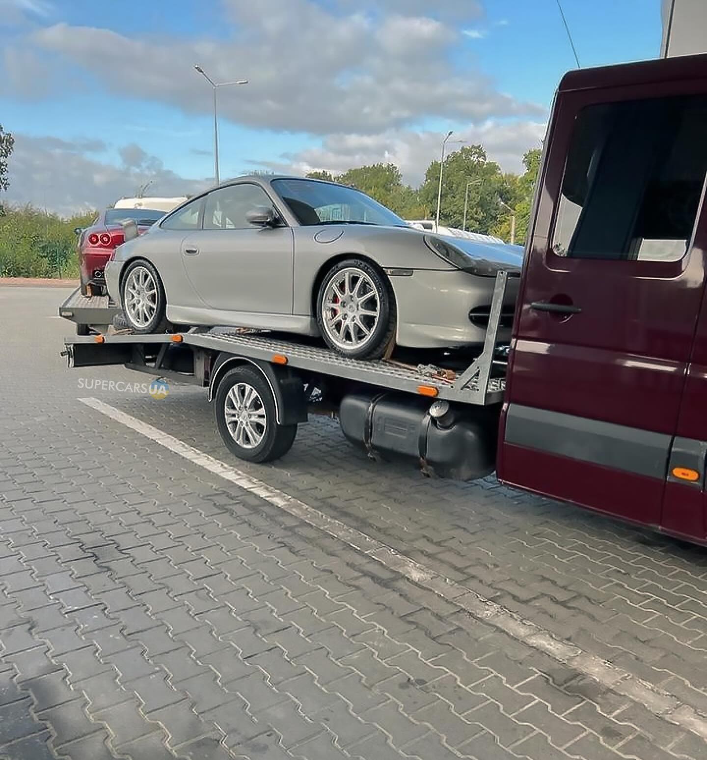 "Это капсула времени!" В Украину завезли коллекционные суперкары Ferrari и Porsche (фото)
