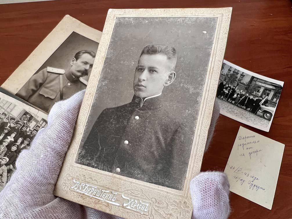 Из Украины пытались вывезти ценные документы ХІХ-ХХ веков и фарфоровые скульптурки (фото)