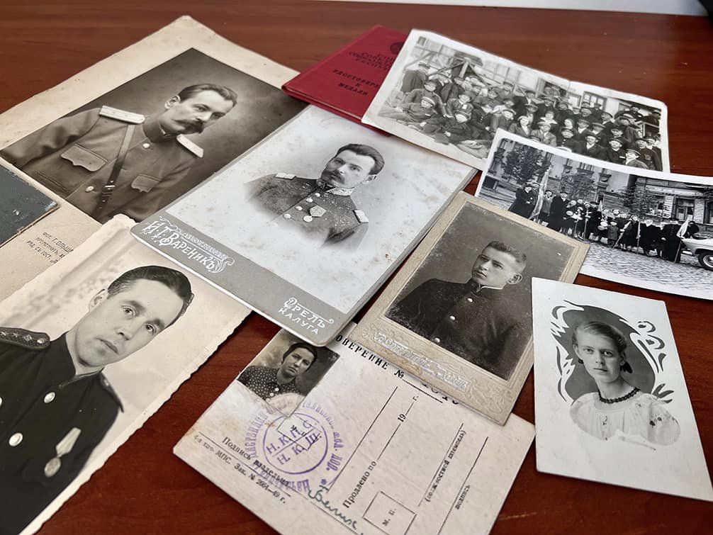 Из Украины пытались вывезти ценные документы ХІХ-ХХ веков и фарфоровые скульптурки (фото)