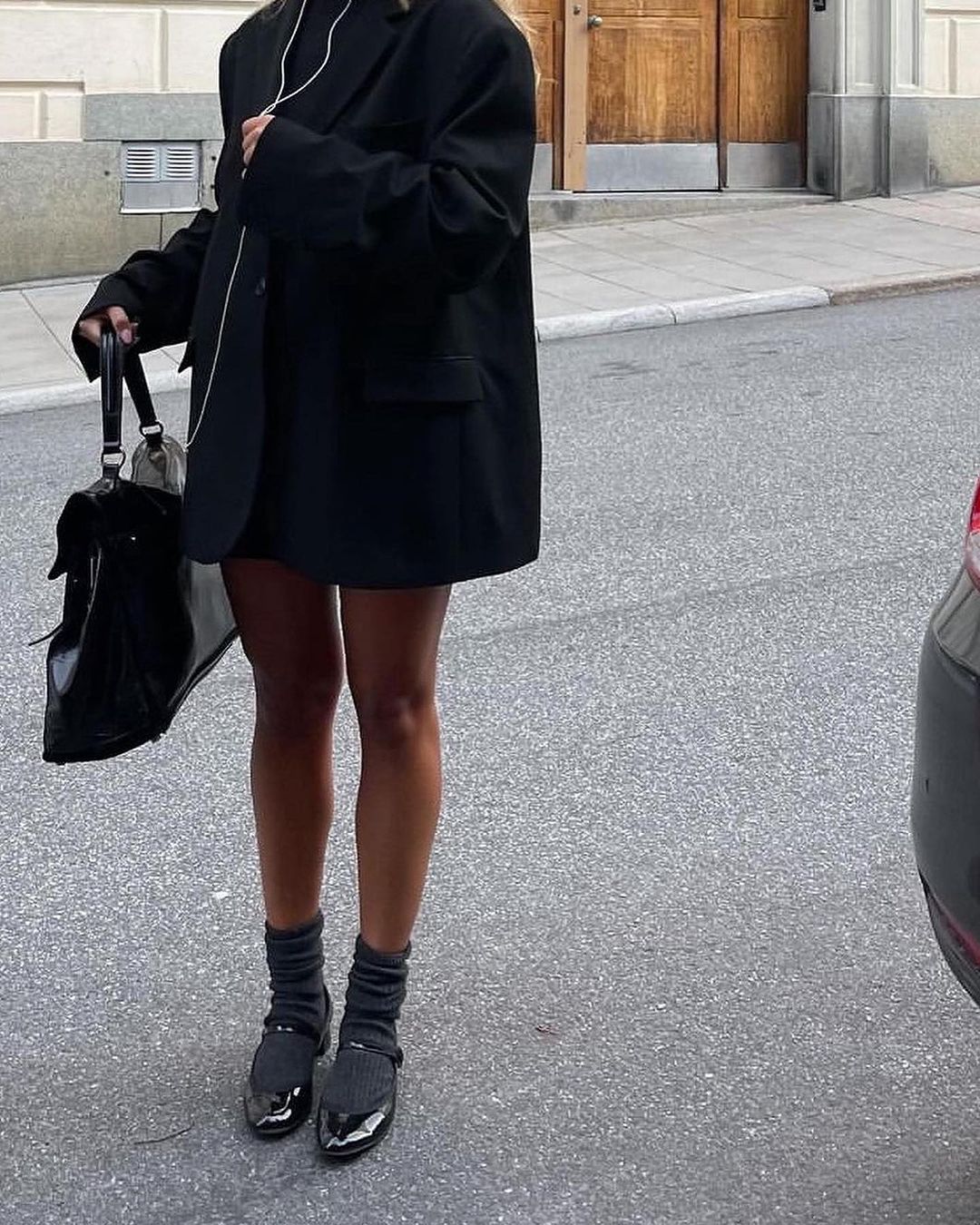 Стилист показала, с чем носить белые брендовые носки, чтобы это было стильно (фото)