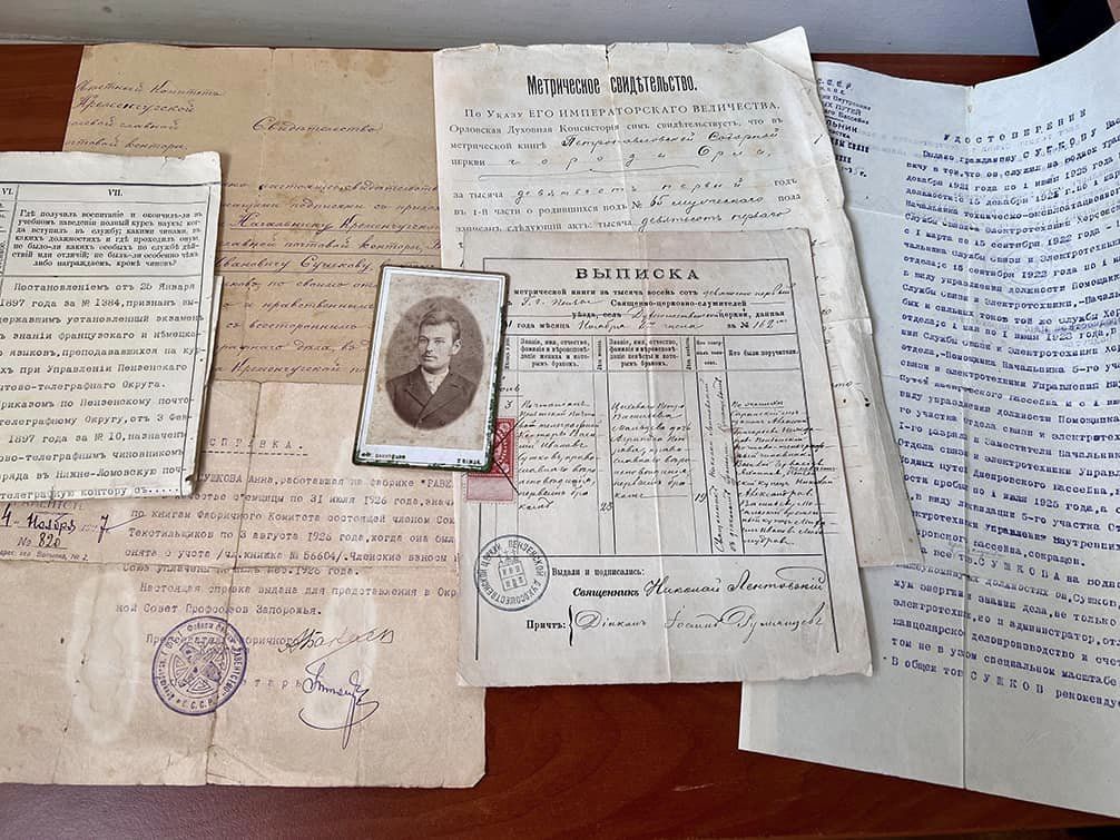 Из Украины пытались вывезти ценные документы ХІХ-ХХ веков и фарфоровые скульптурки (фото)