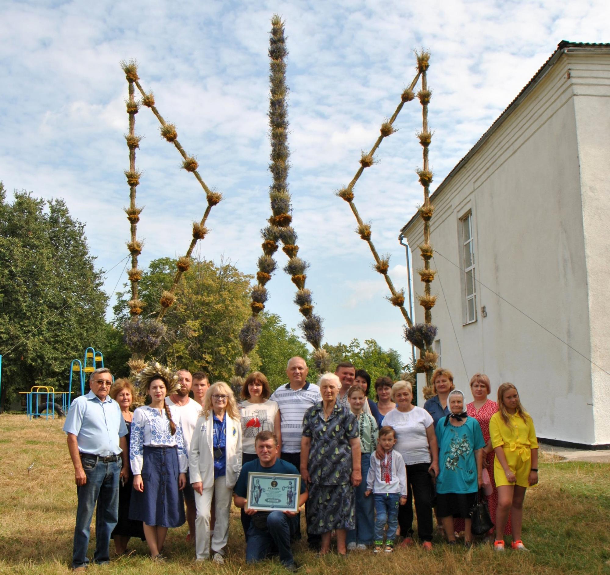 У селі на Хмельниччині виготовили рекордний трав'яний тризуб: дивіться, як виглядає це диво